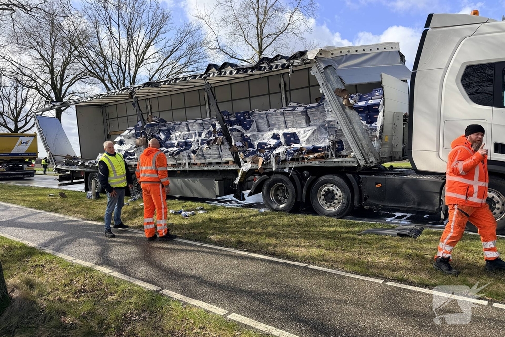 Vrachtwagen met melk botst tegen boom