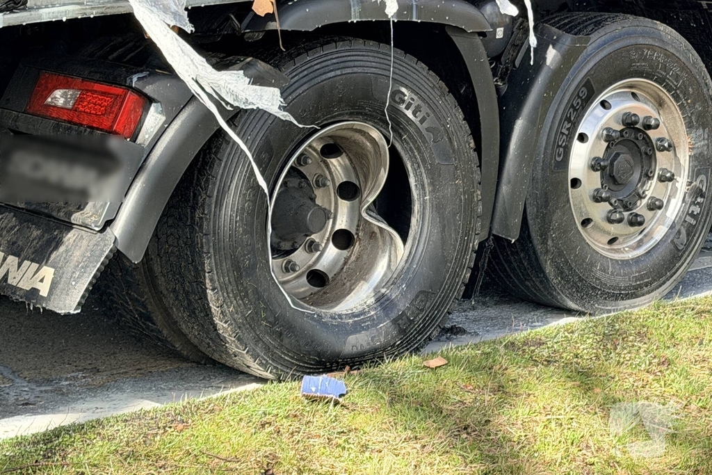 Vrachtwagen met melk botst tegen boom