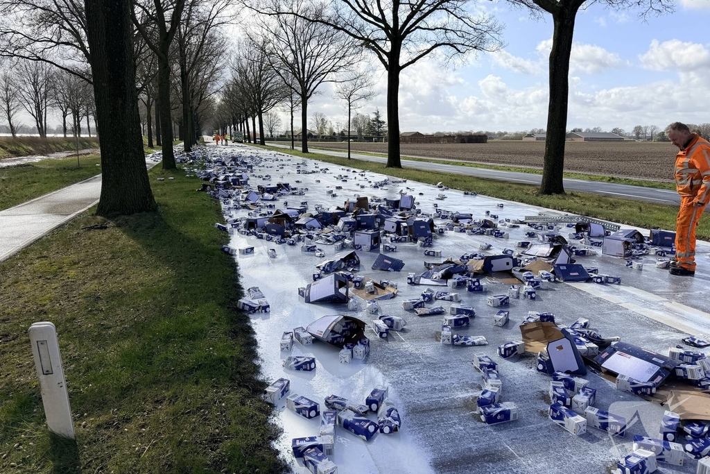 Vrachtwagen met melk botst tegen boom