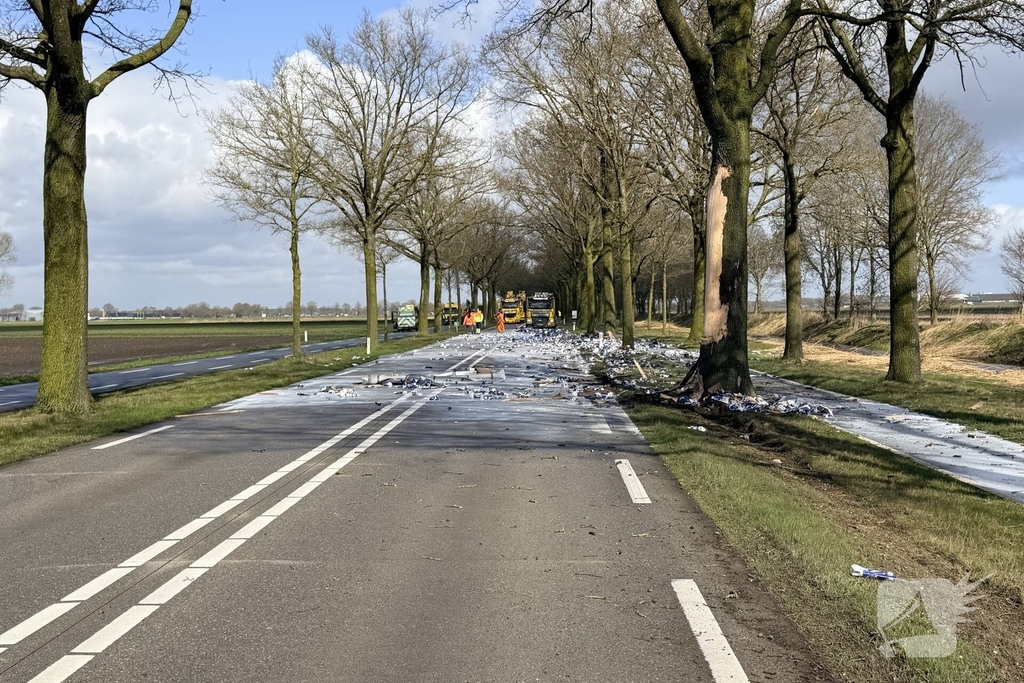 Vrachtwagen met melk botst tegen boom