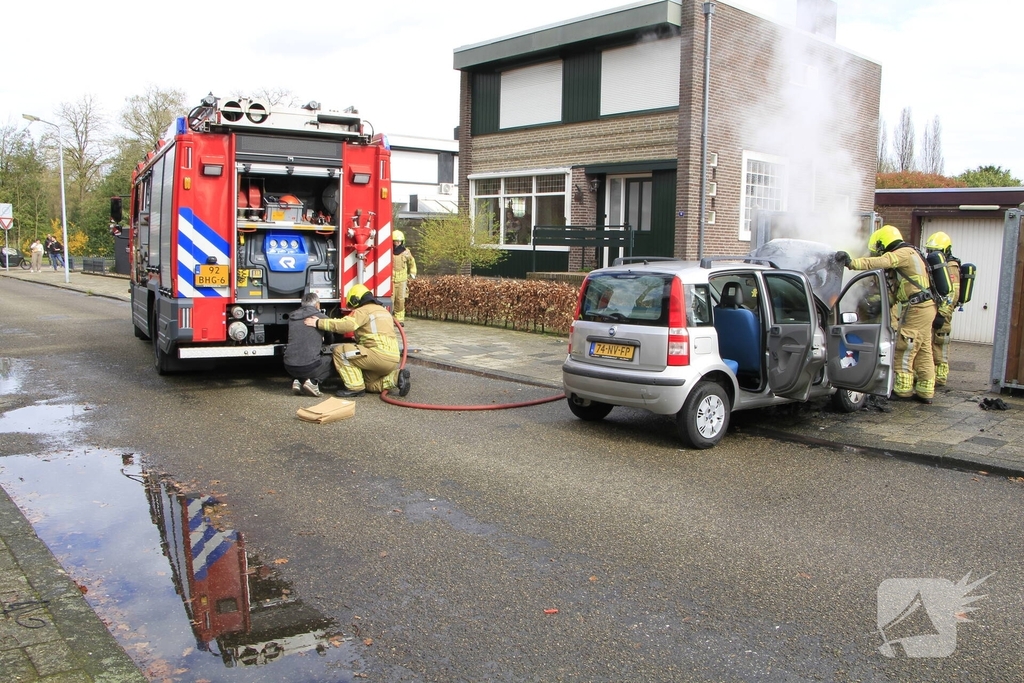 Man duwt brandende auto de straat op om garage te beschermen