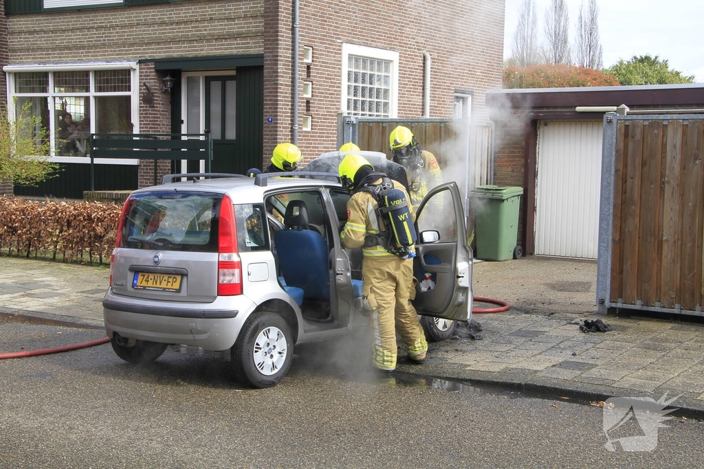 Man duwt brandende auto de straat op om garage te beschermen
