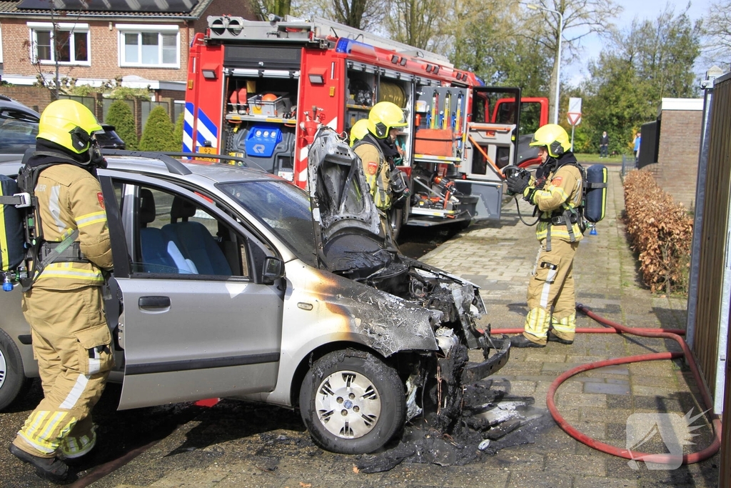 Man duwt brandende auto de straat op om garage te beschermen