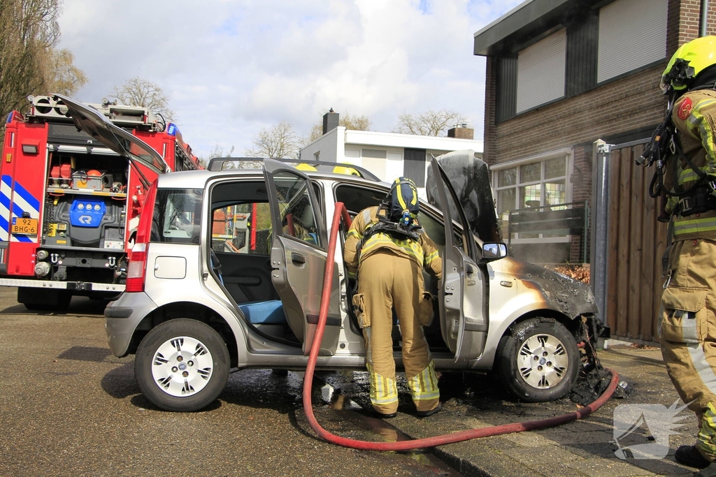 Man duwt brandende auto de straat op om garage te beschermen