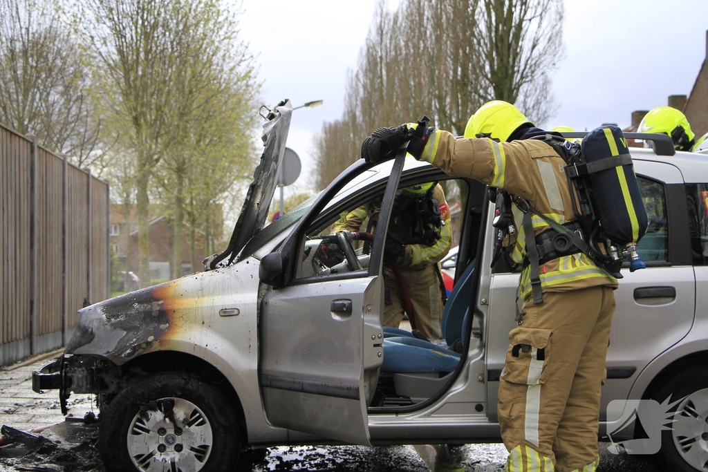 Man duwt brandende auto de straat op om garage te beschermen