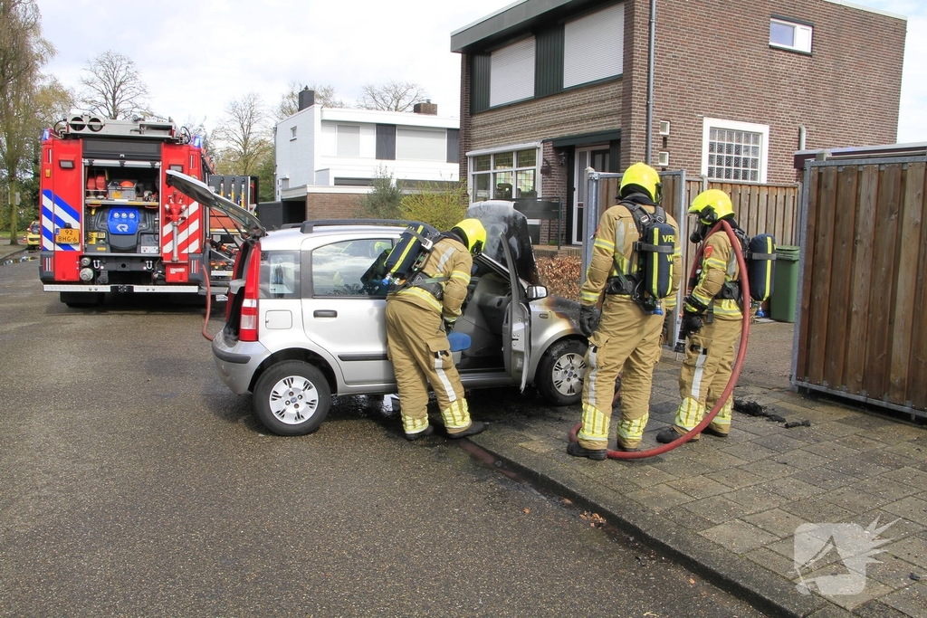 Man duwt brandende auto de straat op om garage te beschermen