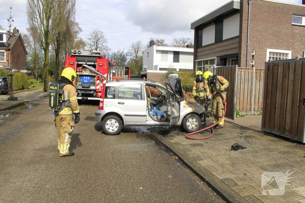 Man duwt brandende auto de straat op om garage te beschermen