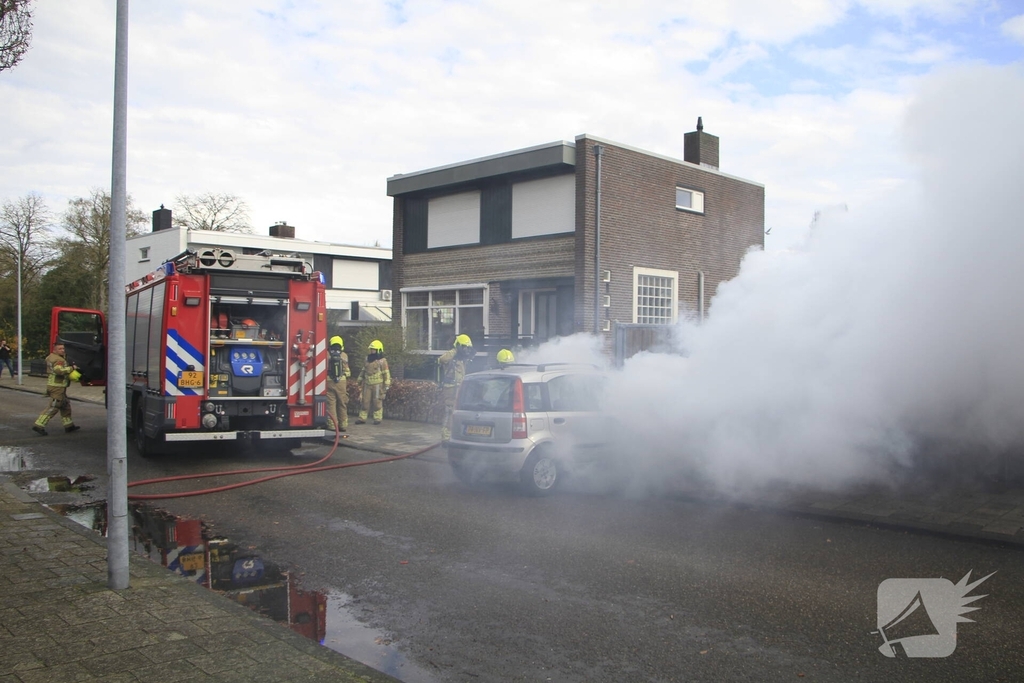 Man duwt brandende auto de straat op om garage te beschermen