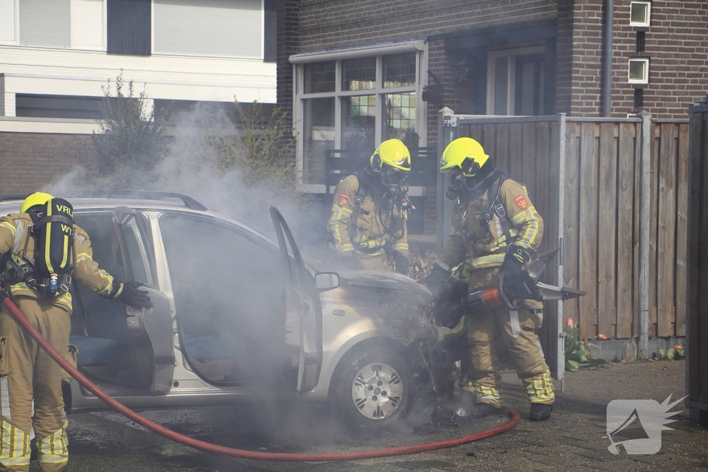 Man duwt brandende auto de straat op om garage te beschermen