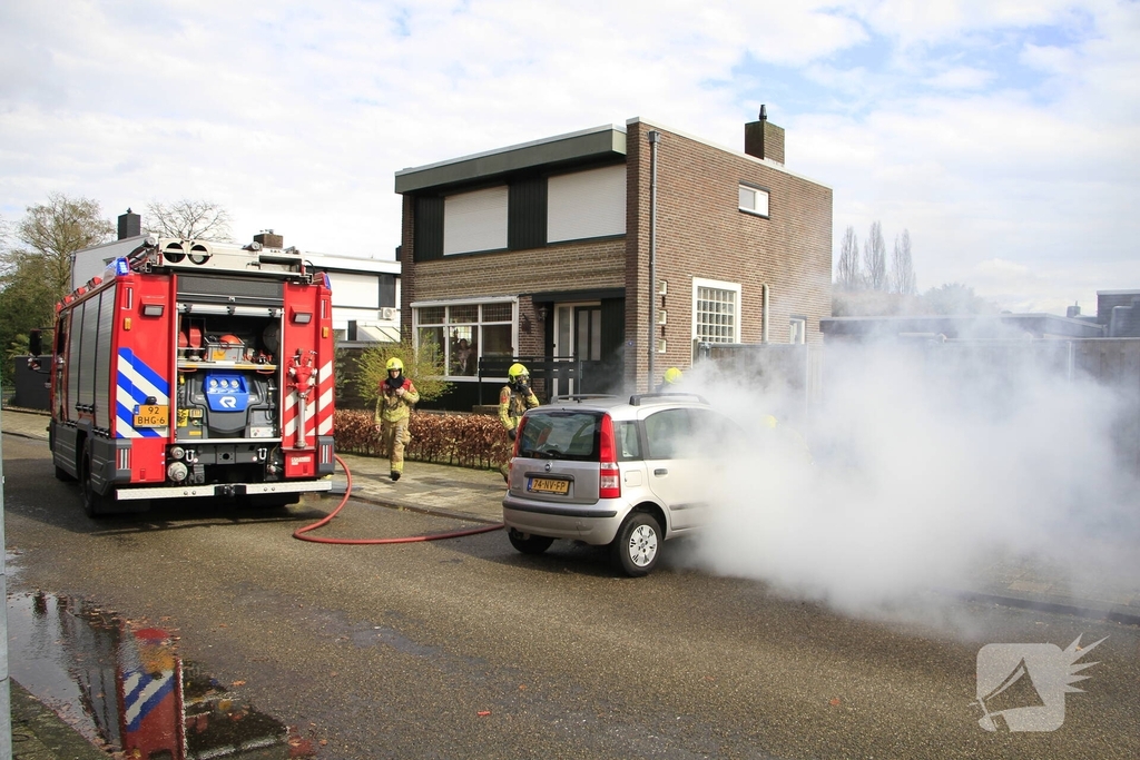 Man duwt brandende auto de straat op om garage te beschermen