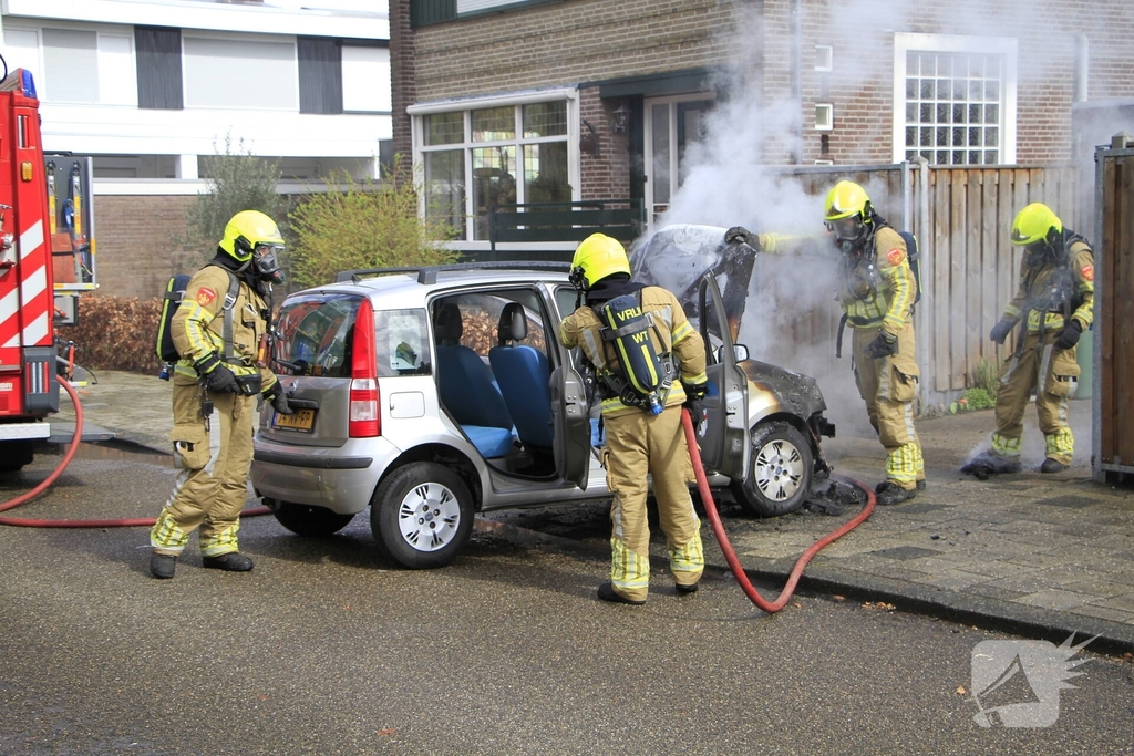Man duwt brandende auto de straat op om garage te beschermen