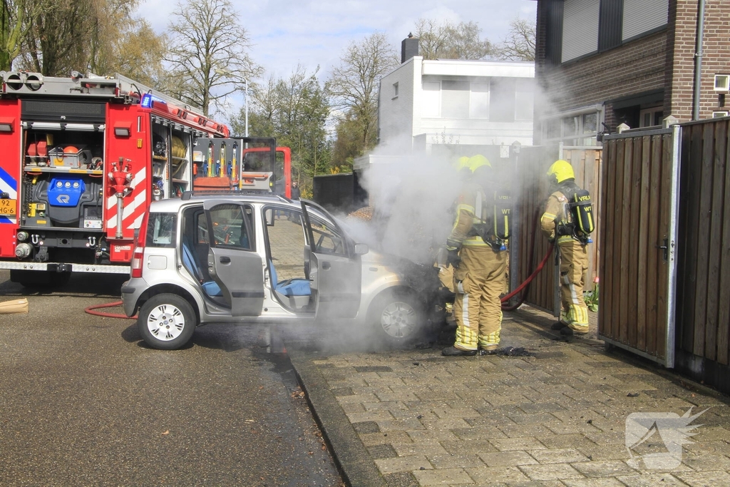 Man duwt brandende auto de straat op om garage te beschermen