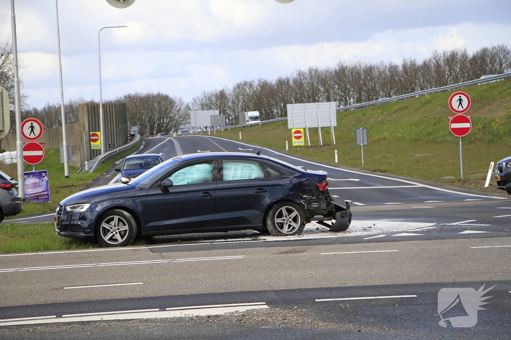 Aanrijding tussen voertuigen veroorzaakt forse schade