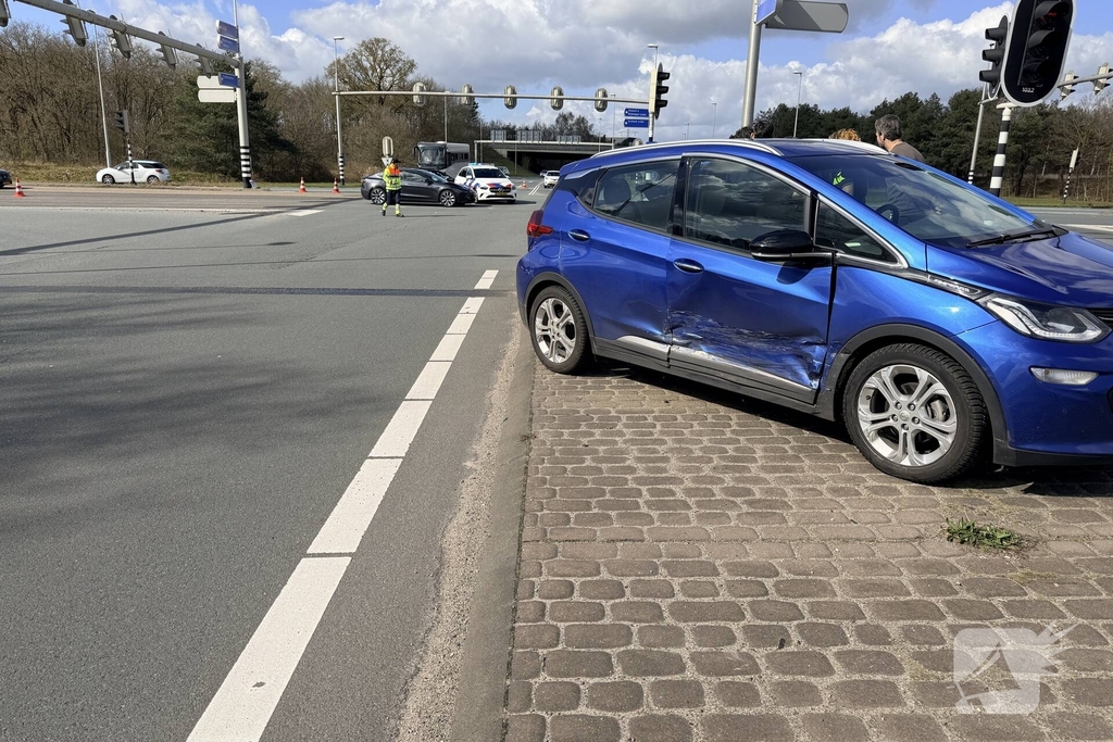 Botsing tussen twee auto's zonder gewonden
