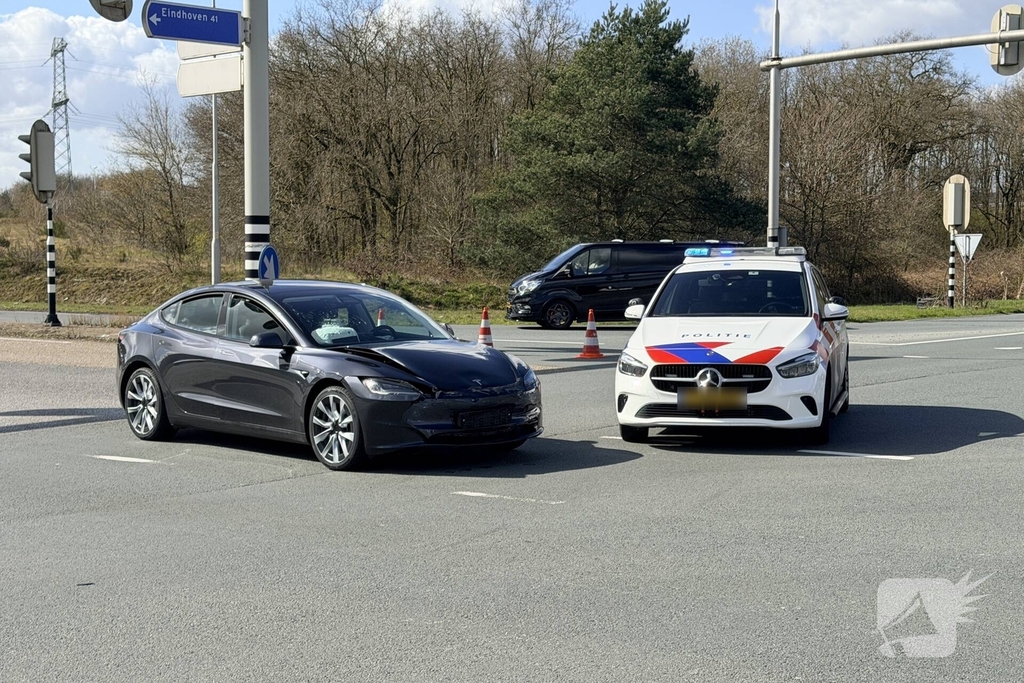 Botsing tussen twee auto's zonder gewonden