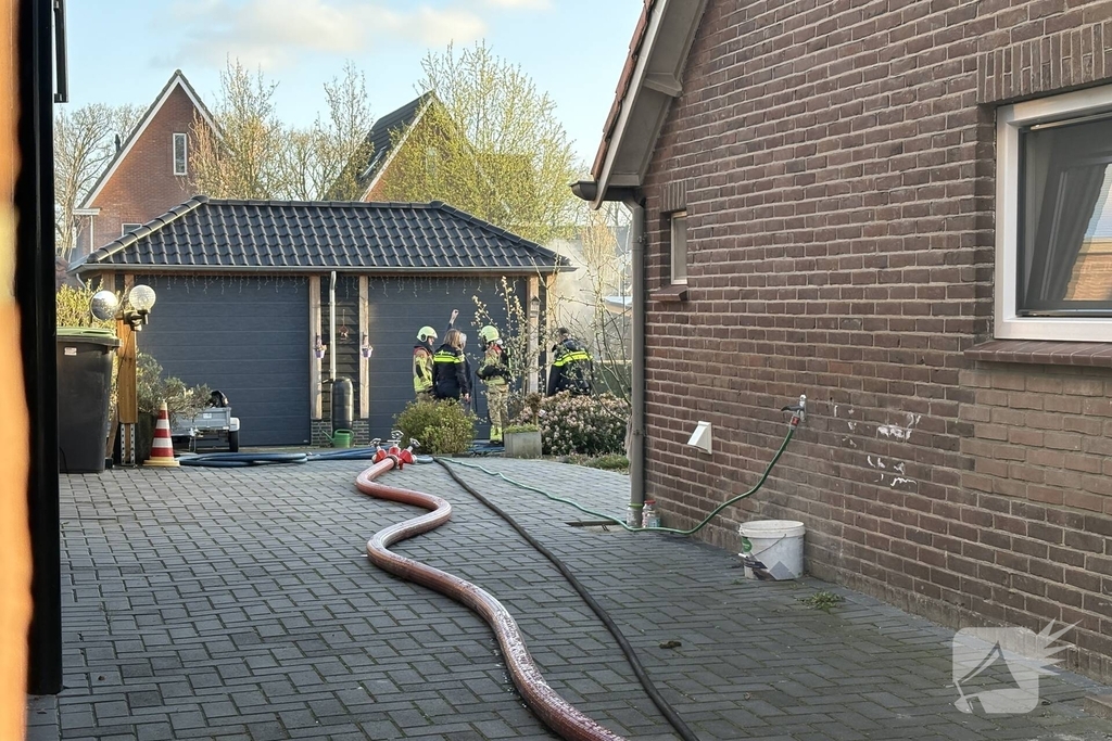 Brand in bijgebouw leidt tot ziekenhuisopname