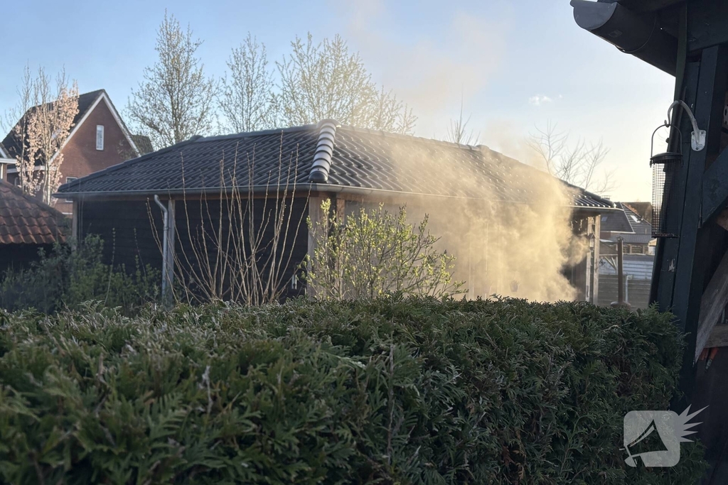 Brand in bijgebouw leidt tot ziekenhuisopname