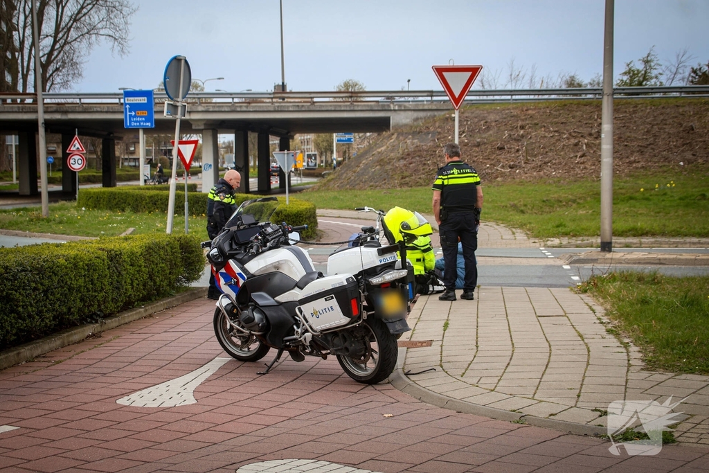 Botsing tussen auto en fietster leidt tot verwondingen