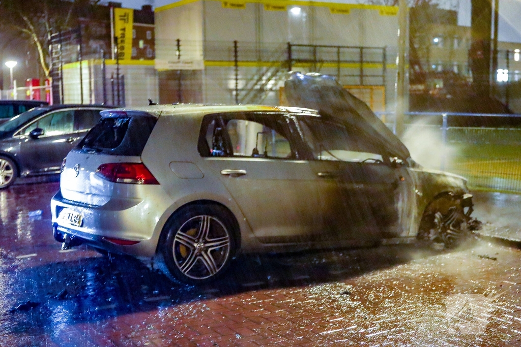 Auto volledig uitgebrand na brand