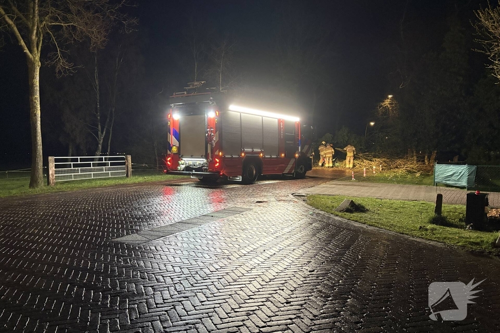 Boom blokkeert weg na storm