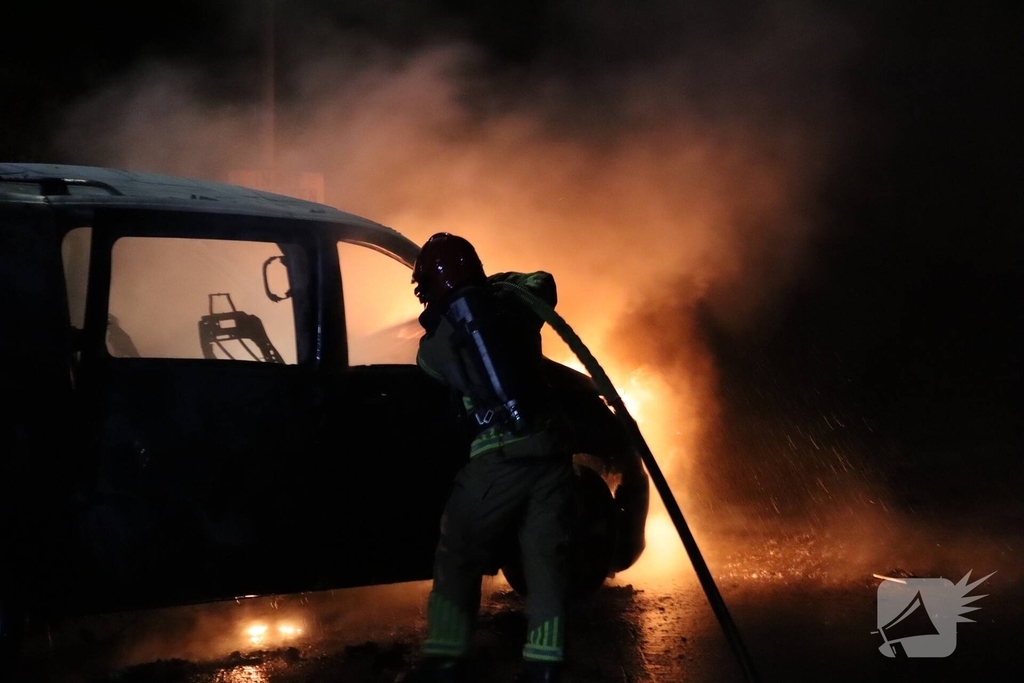 Explosie leidt tot auto brand