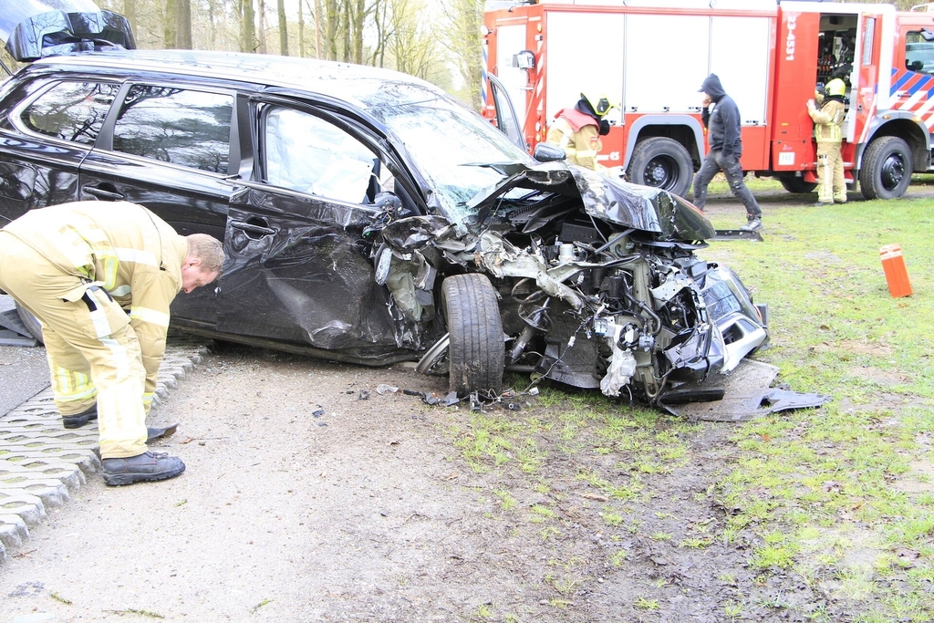 Auto botst tegen boom met bestuurder gewond