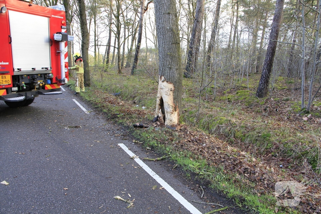 Auto botst tegen boom met bestuurder gewond