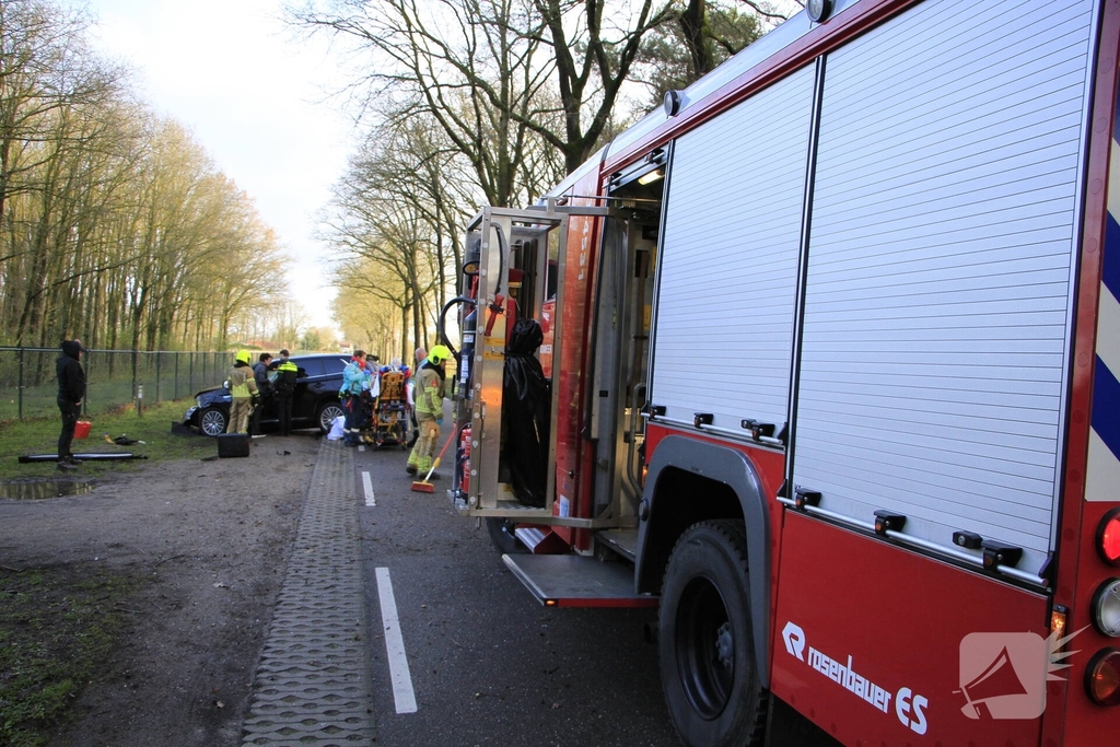 Auto botst tegen boom met bestuurder gewond