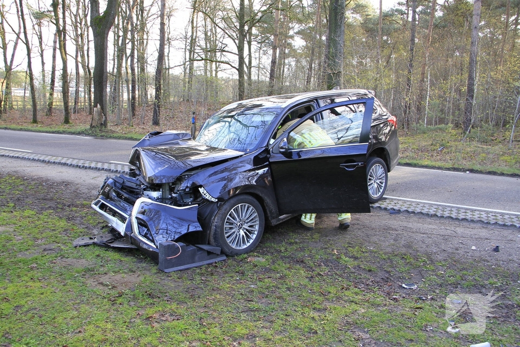 Auto botst tegen boom met bestuurder gewond