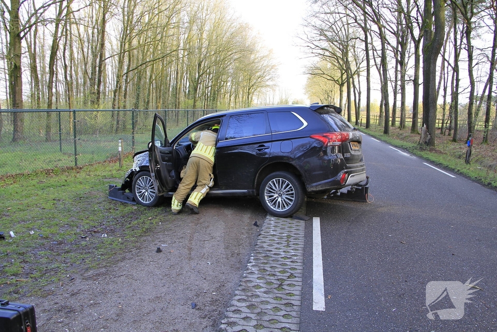 Auto botst tegen boom met bestuurder gewond