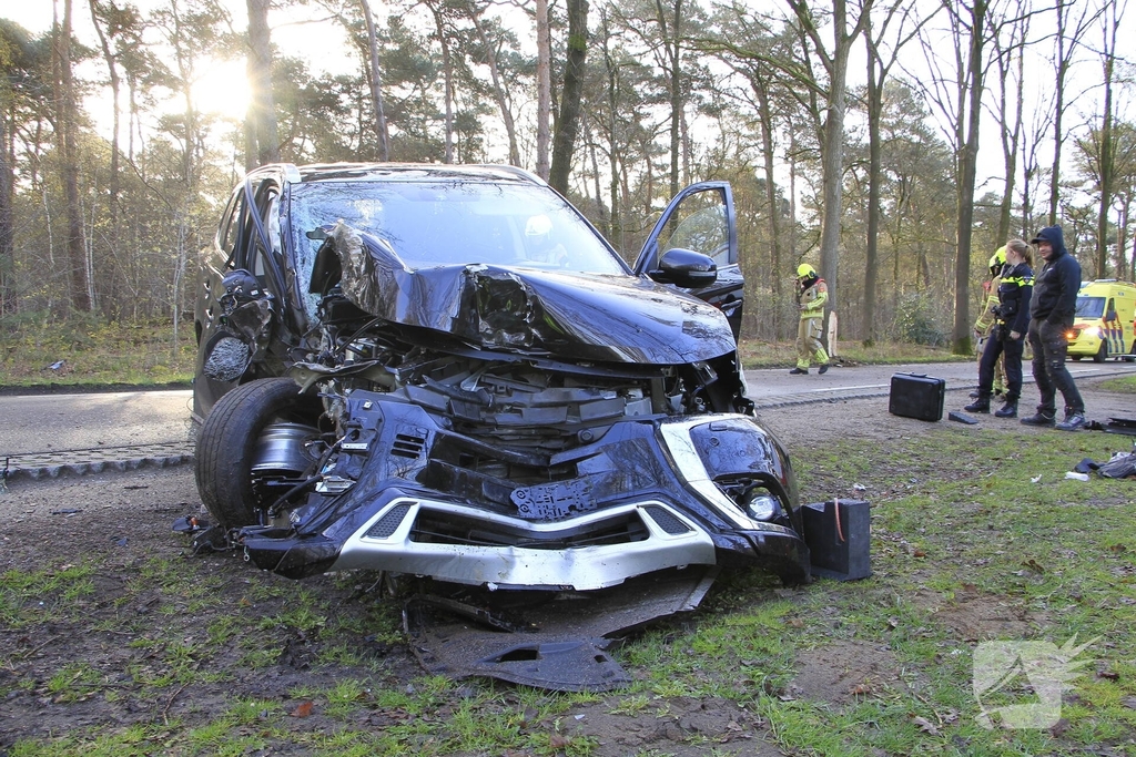 Auto botst tegen boom met bestuurder gewond