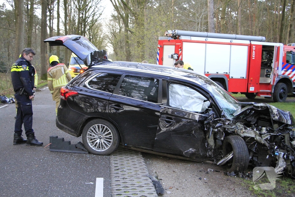 Auto botst tegen boom met bestuurder gewond