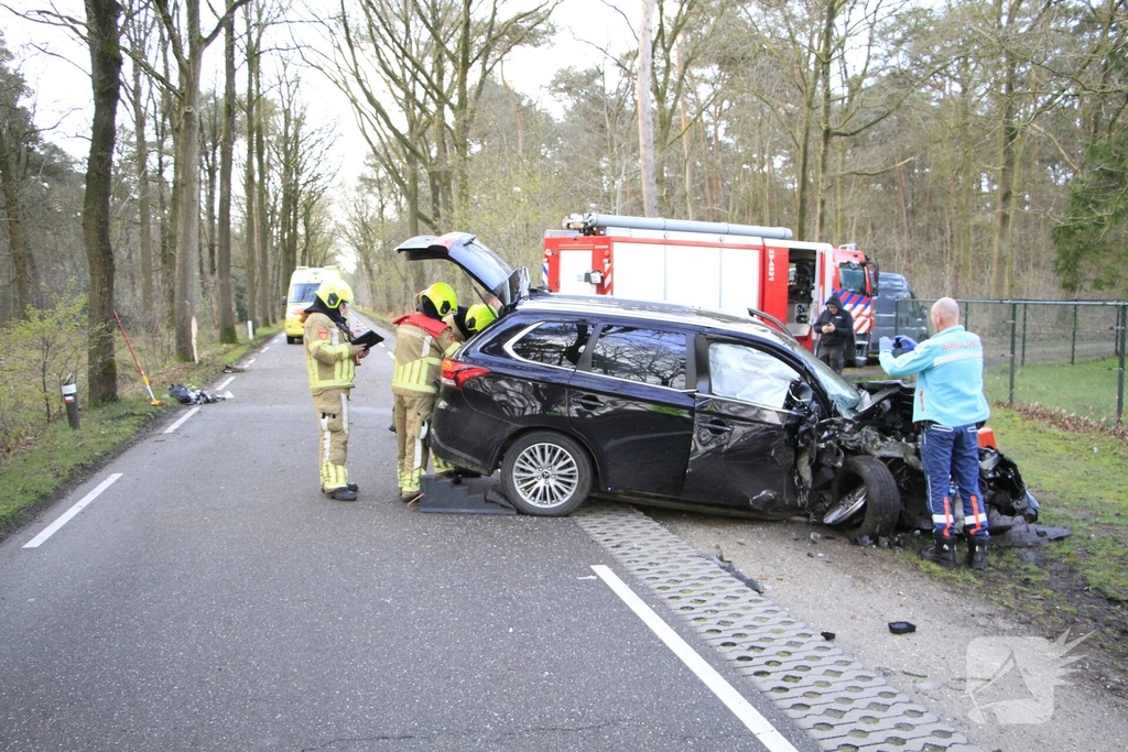 Auto botst tegen boom met bestuurder gewond
