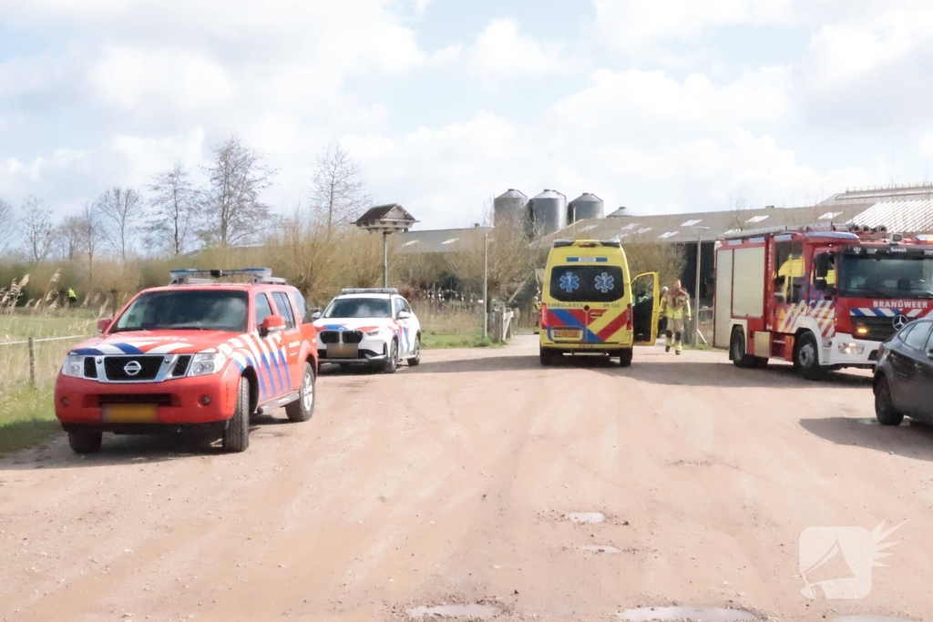 Brandweerauto belandt in sloot tijdens uitruk