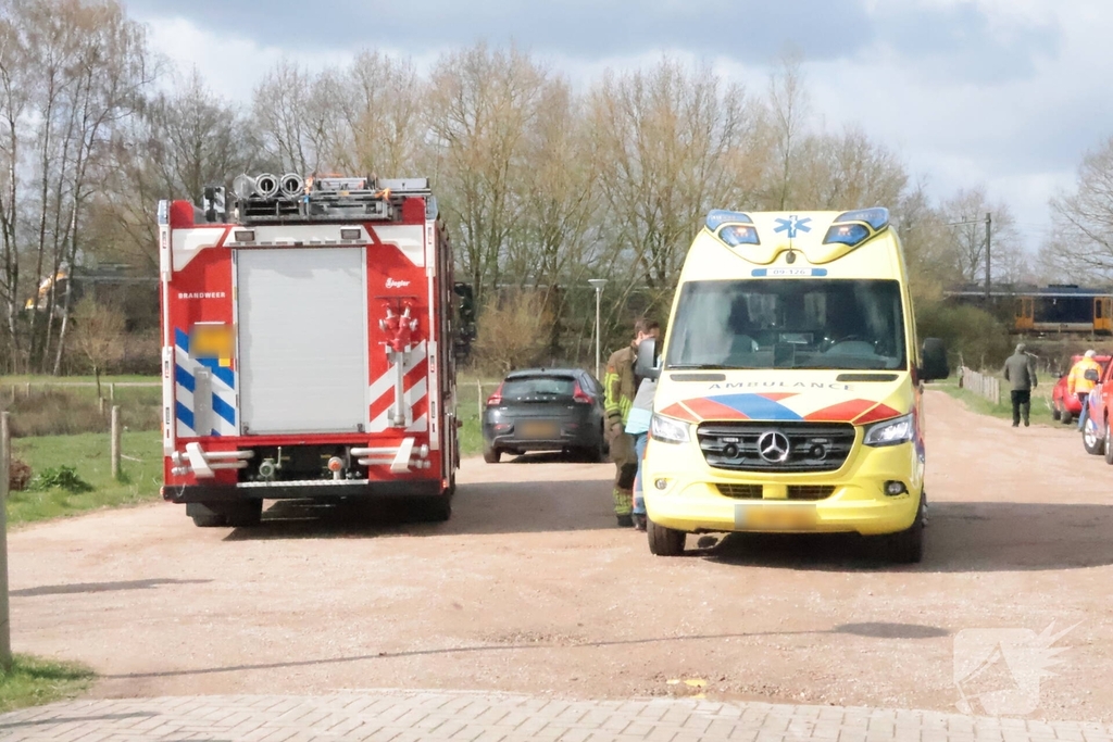 Brandweerauto belandt in sloot tijdens uitruk