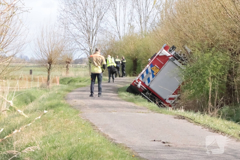 Brandweerauto belandt in sloot tijdens uitruk