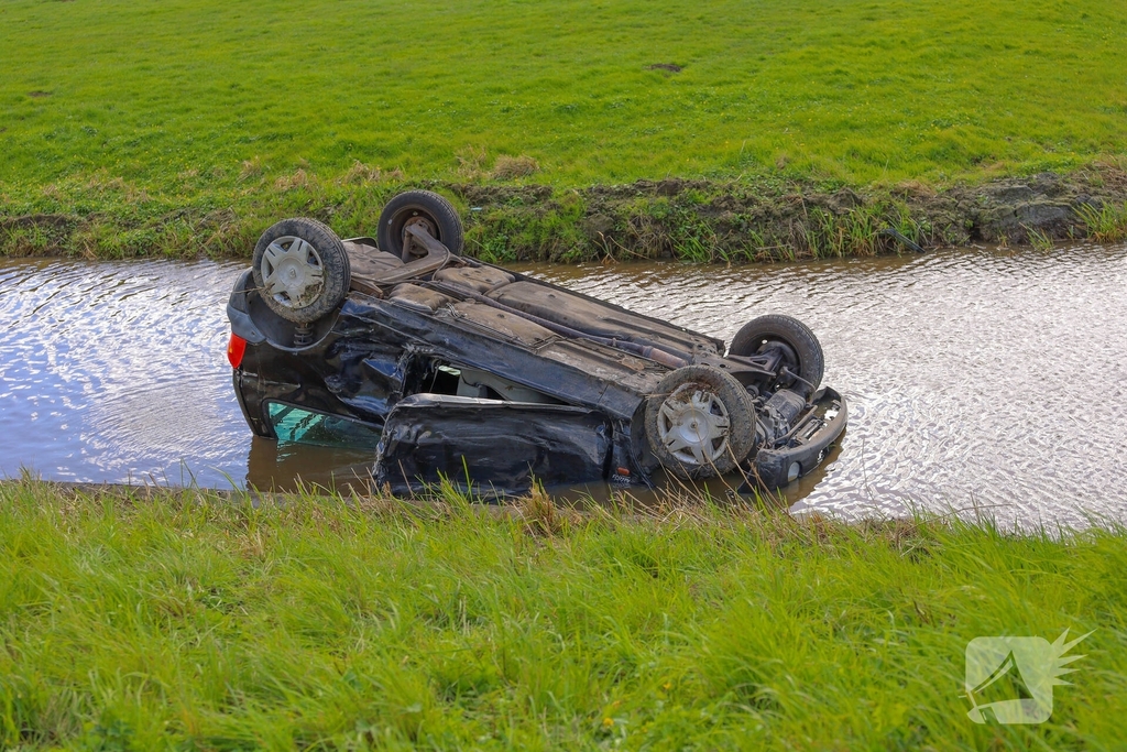 Auto te water na aanrijding