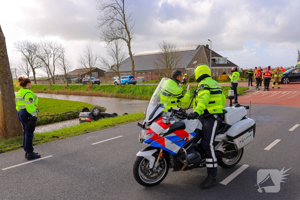 Auto te water na aanrijding