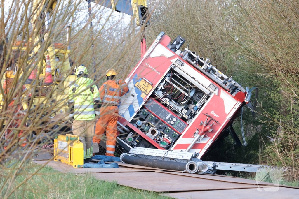 Brandweervoertuig na uren geborgen