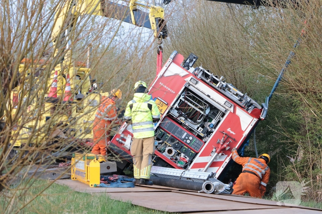 Brandweervoertuig na uren geborgen