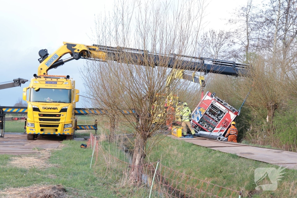 Brandweervoertuig na uren geborgen