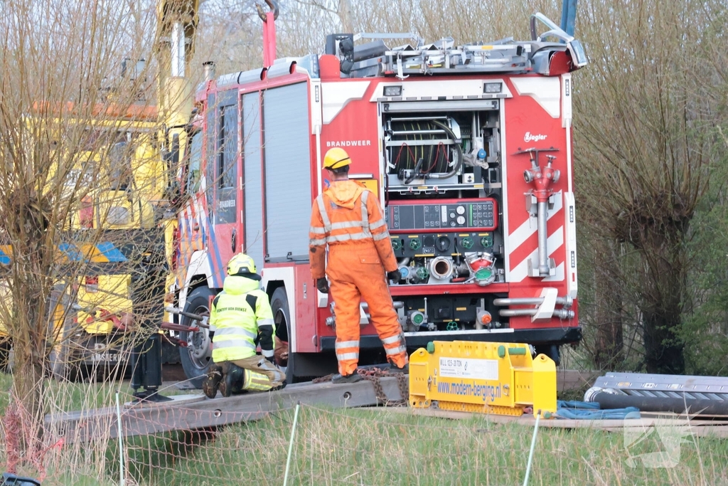 Brandweervoertuig na uren geborgen