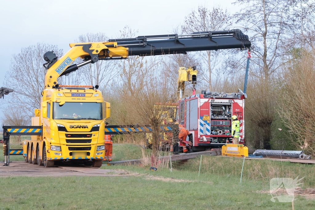Brandweervoertuig na uren geborgen