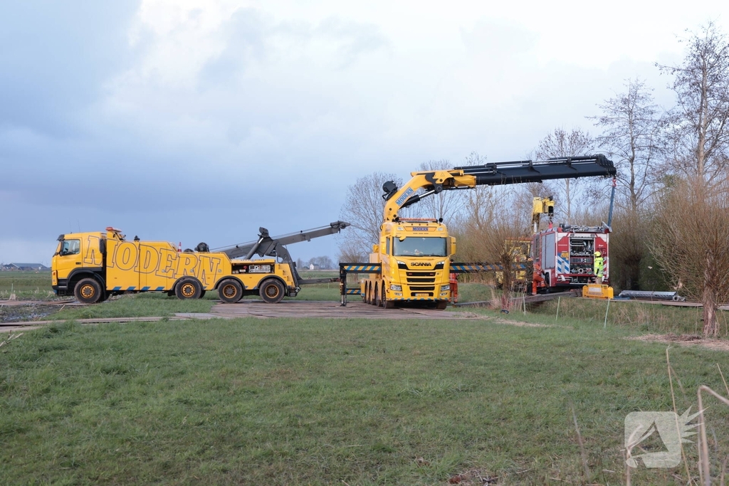Brandweervoertuig na uren geborgen