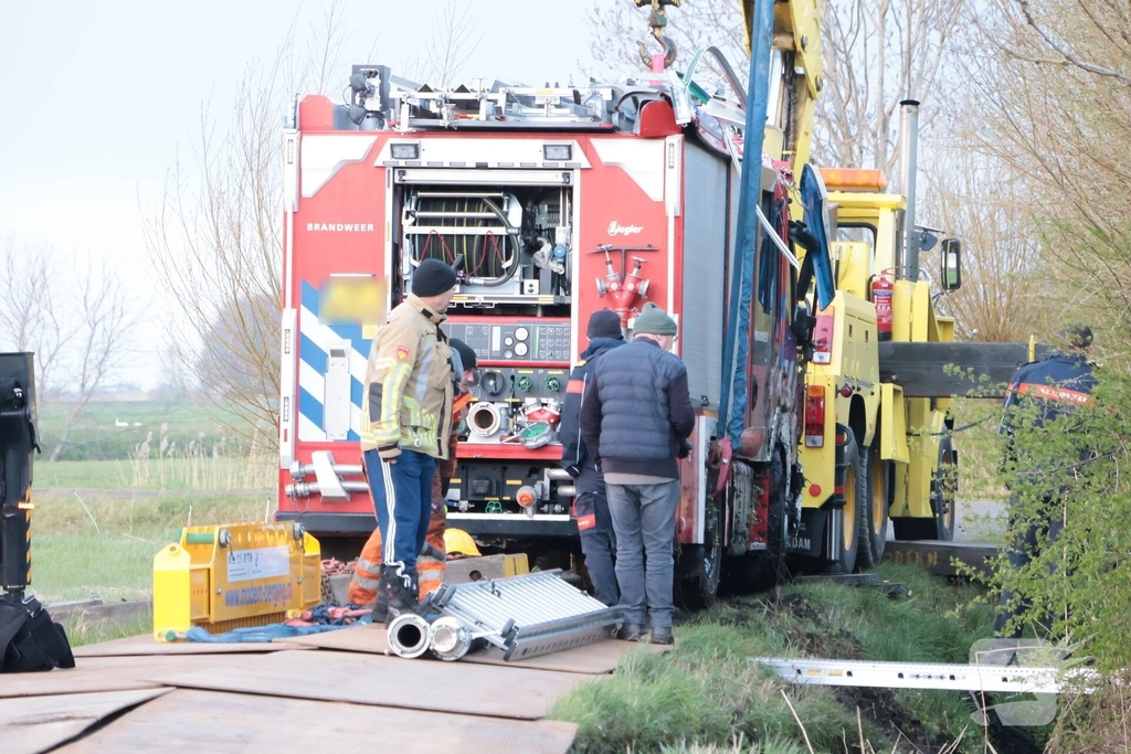 Brandweervoertuig na uren geborgen
