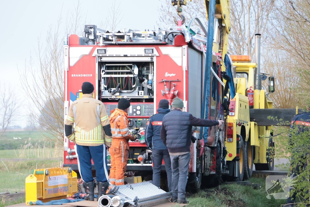 Brandweervoertuig na uren geborgen