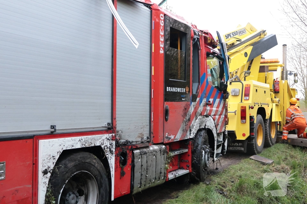 Brandweervoertuig na uren geborgen