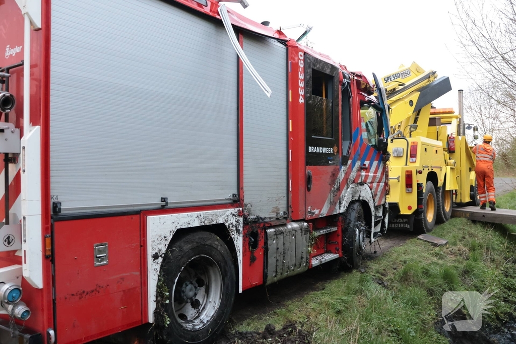 Brandweervoertuig na uren geborgen