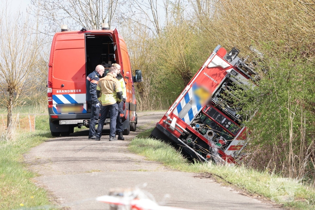 Brandweervoertuig na uren geborgen