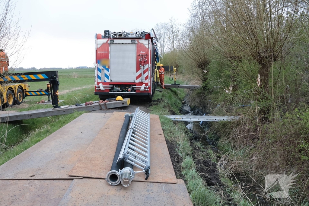 Brandweervoertuig na uren geborgen